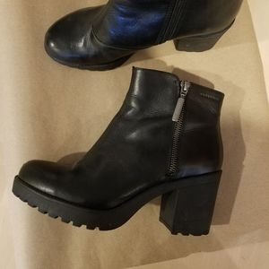 Vagabond Leather ankle boots in black